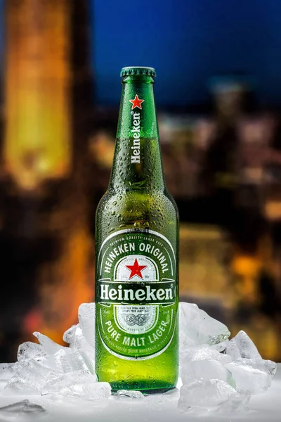 莫斯科 俄克拉荷马州 2020年4月26日 在纽约市中心日落的背景下 一壶带冰块的喜力啤酒 这是喜力国际的旗舰产品 — 图库照片