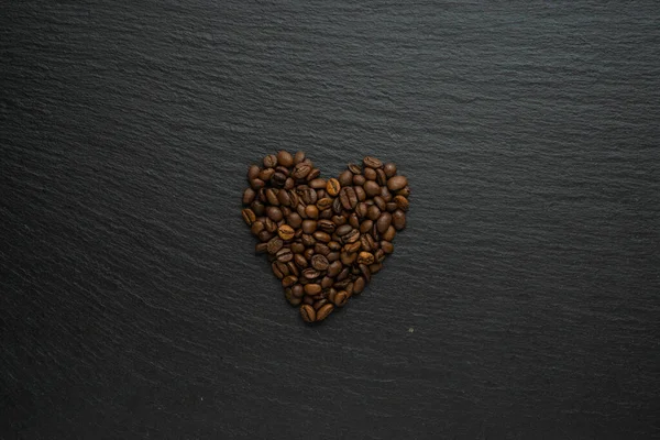 Siyah Taş Zemin Üzerinde Kahve Çekirdekleri Kompozisyonu Düz Görünüm — Stok fotoğraf