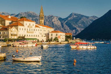 Karadağ 'ın Perast kentinden Kotor Körfezi' nin gün batımı manzarası.