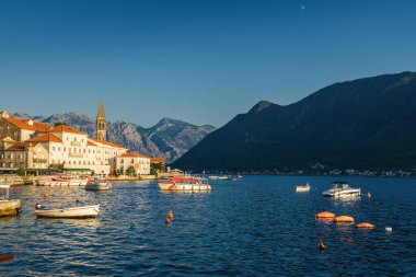 Karadağ 'ın Perast kentinden Kotor Körfezi' nin gün batımı manzarası.