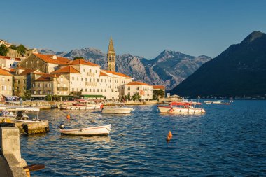 Karadağ 'ın Perast kentinden Kotor Körfezi' nin gün batımı manzarası.
