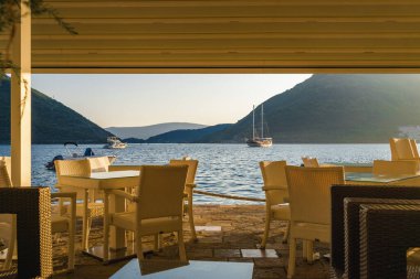 Karadağ 'ın güzel Perast kentinden Kotor Körfezi' nin arka planında günbatımı manzaralı geçiş.