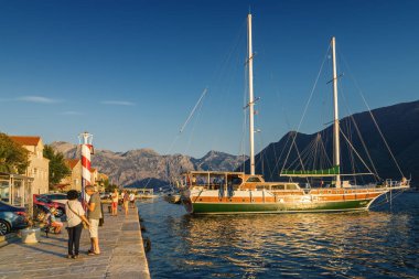 Karadağ 'ın Perast kentinden Kotor Körfezi' nin gün batımı manzarası.