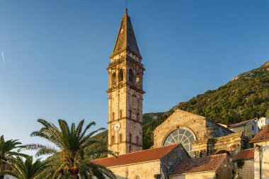 Karadağ 'ın Perast kentinden Kotor Körfezi' nin gün batımı manzarası.