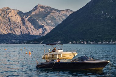 Karadağ 'ın Perast kentinden Kotor Körfezi' nin gün batımı manzarası.