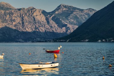 Karadağ 'ın Perast kentinden Kotor Körfezi' nin gün batımı manzarası.