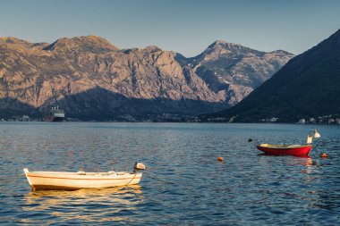 Karadağ 'ın Perast kentinden Kotor Körfezi' nin gün batımı manzarası.