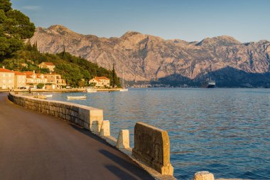Karadağ 'ın Perast kentinden Kotor Körfezi' nin gün batımı manzarası.