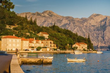Karadağ 'ın Perast kentinden Kotor Körfezi' nin gün batımı manzarası.