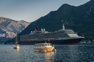 Gemi yolculuğunun günbatımı manzarası ve güzel Perast, Karadağ 'dan Kotor Körfezi' nin arka planı.