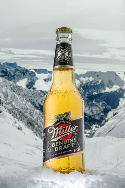 Moscú Rusia Mayo 2020 Botella Enfriada Cerveza Miller Genuine Draft —  Fotos de Stock