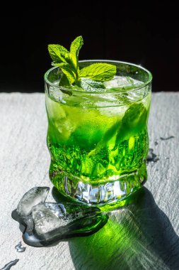 Lezzetli sisli içecek buz ve nane arkaplanda siyah bir taş..