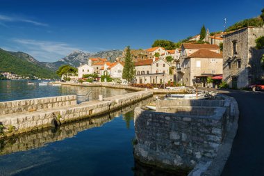 Perast 'ta güzel güneşli bir sabah, eski tarihi Akdeniz kasabası ve Karadağ' ın Kotor Körfezi 'ndeki tatil beldesi (Boka Kotorska).