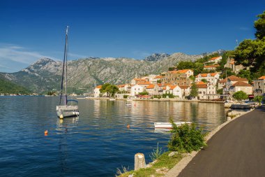 Perast 'ta güzel güneşli bir sabah, eski tarihi Akdeniz kasabası ve Karadağ' ın Kotor Körfezi 'ndeki tatil beldesi (Boka Kotorska).