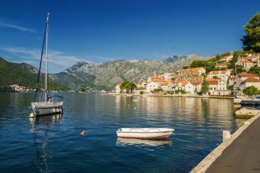 Perast 'ta güzel güneşli bir sabah, eski tarihi Akdeniz kasabası ve Karadağ' ın Kotor Körfezi 'ndeki tatil beldesi (Boka Kotorska).