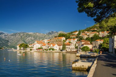 Perast 'ta güzel güneşli bir sabah, eski tarihi Akdeniz kasabası ve Karadağ' ın Kotor Körfezi 'ndeki tatil beldesi (Boka Kotorska).