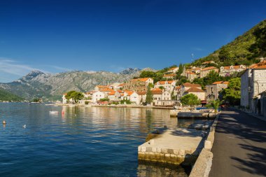 Perast 'ta güzel güneşli bir sabah, eski tarihi Akdeniz kasabası ve Karadağ' ın Kotor Körfezi 'ndeki tatil beldesi (Boka Kotorska).