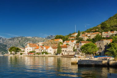 Perast 'ta güzel güneşli bir sabah, eski tarihi Akdeniz kasabası ve Karadağ' ın Kotor Körfezi 'ndeki tatil beldesi (Boka Kotorska).