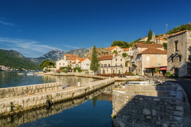 Perast 'ta güzel güneşli bir sabah, eski tarihi Akdeniz kasabası ve Karadağ' ın Kotor Körfezi 'ndeki tatil beldesi (Boka Kotorska).