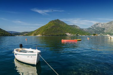 Perast 'ta güzel güneşli bir sabah, eski tarihi Akdeniz kasabası ve Karadağ' ın Kotor Körfezi 'ndeki tatil beldesi (Boka Kotorska).