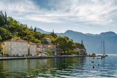 Perast 'ta güzel güneşli bir sabah, eski tarihi Akdeniz kasabası ve Karadağ' ın Kotor Körfezi 'ndeki tatil beldesi (Boka Kotorska).