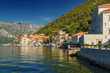 Perast 'ta güzel güneşli bir sabah, eski tarihi Akdeniz kasabası ve Karadağ' ın Kotor Körfezi 'ndeki tatil beldesi (Boka Kotorska).