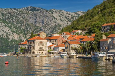 Perast 'ta güzel güneşli bir sabah, eski tarihi Akdeniz kasabası ve Karadağ' ın Kotor Körfezi 'ndeki tatil beldesi (Boka Kotorska).