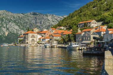 Perast 'ta güzel güneşli bir sabah, eski tarihi Akdeniz kasabası ve Karadağ' ın Kotor Körfezi 'ndeki tatil beldesi (Boka Kotorska).