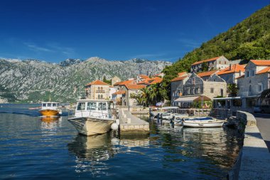 Perast 'ta güzel güneşli bir sabah, eski tarihi Akdeniz kasabası ve Karadağ' ın Kotor Körfezi 'ndeki tatil beldesi (Boka Kotorska).