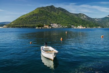 Perast 'ta güzel güneşli bir sabah, eski tarihi Akdeniz kasabası ve Karadağ' ın Kotor Körfezi 'ndeki tatil beldesi (Boka Kotorska).