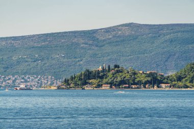 Perast 'ta güzel güneşli bir sabah, eski tarihi Akdeniz kasabası ve Karadağ' ın Kotor Körfezi 'ndeki tatil beldesi (Boka Kotorska).