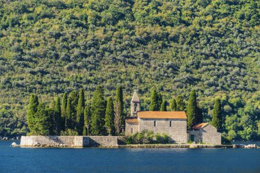 Perast 'ta güzel güneşli bir sabah, eski tarihi Akdeniz kasabası ve Karadağ' ın Kotor Körfezi 'ndeki tatil beldesi (Boka Kotorska).