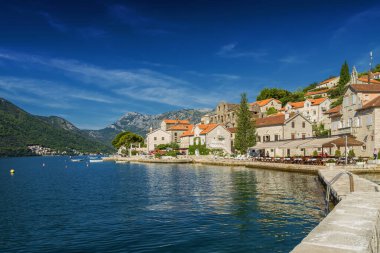 Perast 'ta güzel güneşli bir sabah, eski tarihi Akdeniz kasabası ve Karadağ' ın Kotor Körfezi 'ndeki tatil beldesi (Boka Kotorska).
