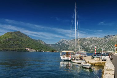 Perast 'ta güzel güneşli bir sabah, eski tarihi Akdeniz kasabası ve Karadağ' ın Kotor Körfezi 'ndeki tatil beldesi (Boka Kotorska).