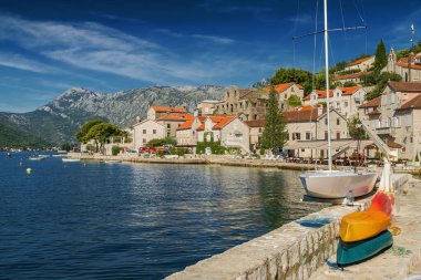 Perast 'ta güzel güneşli bir sabah, eski tarihi Akdeniz kasabası ve Karadağ' ın Kotor Körfezi 'ndeki tatil beldesi (Boka Kotorska).
