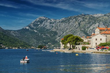 Perast 'ta güzel güneşli bir sabah, eski tarihi Akdeniz kasabası ve Karadağ' ın Kotor Körfezi 'ndeki tatil beldesi (Boka Kotorska).