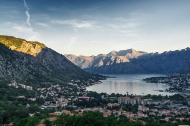 Karadağ 'ın Dağ Çiftliği ve Kotor Körfezi' nin gündoğumu panoramik sabah manzarası. Dağın tepesinden bak, yılan gibi..