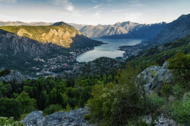 Karadağ 'ın Dağ Çiftliği ve Kotor Körfezi' nin gündoğumu panoramik sabah manzarası. Dağın tepesinden bak, yılan gibi..
