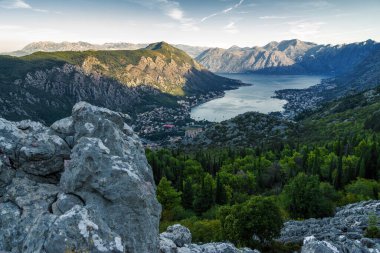 Karadağ 'ın Dağ Çiftliği ve Kotor Körfezi' nin gündoğumu panoramik sabah manzarası. Dağın tepesinden bak, yılan gibi..