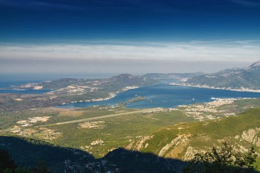 Karadağ 'ın Dağ Çiftliği ve Kotor Körfezi' nin gündoğumu panoramik sabah manzarası. Dağın tepesinden bak, yılan gibi..