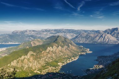 Karadağ 'ın Dağ Çiftliği ve Kotor Körfezi' nin gündoğumu panoramik sabah manzarası. Dağın tepesinden bak, yılan gibi..