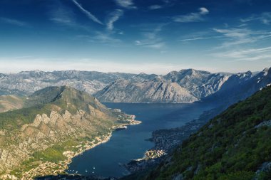 Karadağ 'ın Dağ Çiftliği ve Kotor Körfezi' nin gündoğumu panoramik sabah manzarası. Dağın tepesinden bak, yılan gibi..