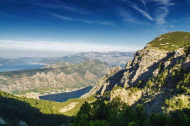 Karadağ 'ın Dağ Çiftliği ve Kotor Körfezi' nin gündoğumu panoramik sabah manzarası. Dağın tepesinden bak, yılan gibi..