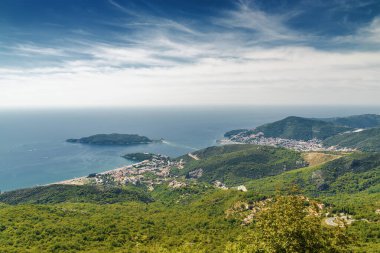 Karadağ 'ın eski Budva ve Riviera kentinin güneşli panoramik manzarası.