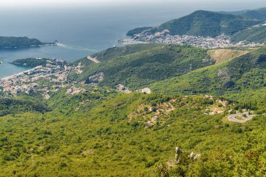 Karadağ 'ın eski Budva ve Riviera kentinin güneşli panoramik manzarası.