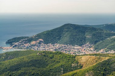 Karadağ 'ın eski Budva ve Riviera kentinin güneşli panoramik manzarası.