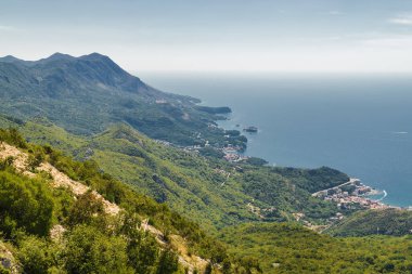 Karadağ 'ın eski Budva ve Riviera kentinin güneşli panoramik manzarası.
