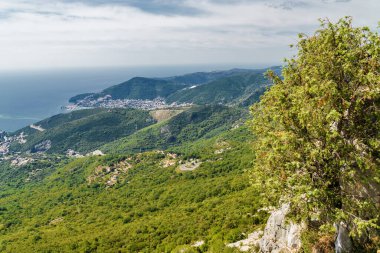 Karadağ 'ın eski Budva ve Riviera kentinin güneşli panoramik manzarası.