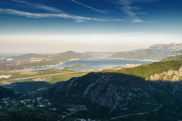 黑山山区牧场和科托尔湾的日出全景晨景 从山顶看蛇形山 — 图库照片