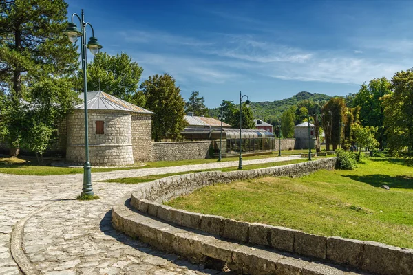 モンテネグロの旧市街の日当たりの良い景色 Cetinje — ストック写真